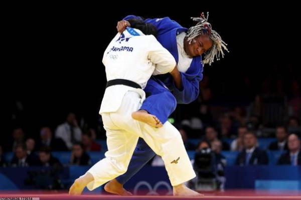 哪些大学提供全面的体育项目课程与活动？